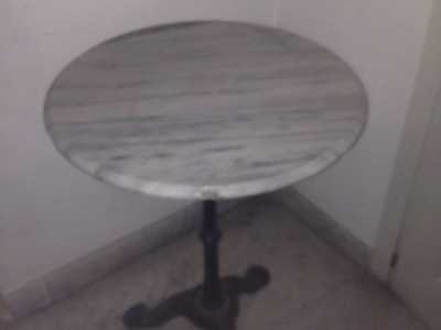 Uno dei sette tavolini di marmo che la Soprintendenza per i Beni Storici Artistici della Puglia ha vincolato perch� ritenuti antichi, ma che sarebbero al contrario stati comprati in un centro commerciale